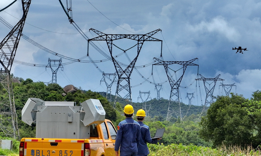 據南方電網數據顯示，截至6月28日，內地向香港輸送電量累計突破3000億千瓦時，達到3043億千瓦時，比香港回歸前增長超過9倍。圖為近日，南方地區強降雨持續，為保障涉港線路安全穩定運行，南方電網深圳供電局輸電線路運維人員利用車載移動機巢搭載無人機群對400千伏核深線進行特巡特維護。