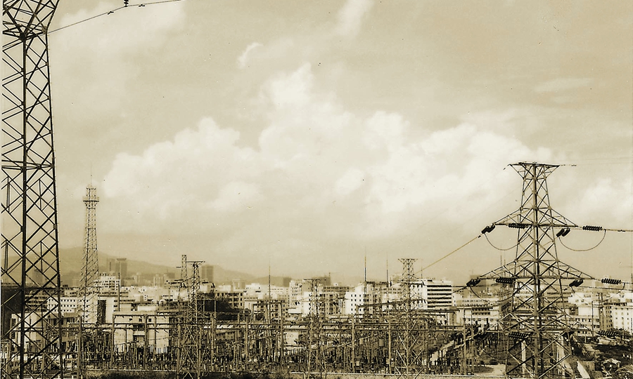 早在1983年2月6日，深圳就建成220千伏水貝變電站，原稱深圳變電站，它既是深圳首座220千伏變電站，又是當時廣東電網與香港中電在深圳聯網的首座220千伏聯網站。該站歷經多次重大改造，親歷了深圳電網的變遷，也見證了城市的進步。圖為1989年擴容改造中的水貝變電站，遠處的國貿依稀可辨。
