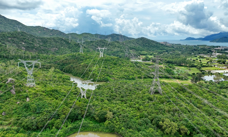 南方電網深圳供電局管轄的供港線路400千伏核深線投產于1992年，運行電壓采用香港電網常規電壓等級，線路全長27.3公里，是深港供電重要通道。李志杰 攝 