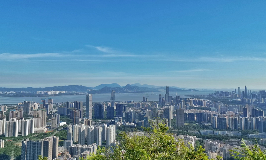 粵港兩地相依，電網相聯。畫面可見深圳灣大橋、港珠澳大橋將粵港兩地相連，遠處香港元朗熱鬧的居民區，與深圳南山區相守相望。