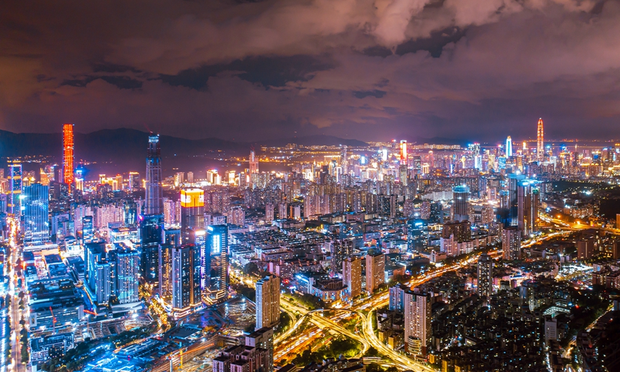 在深圳紅嶺公園向福田方向望去，遠處可見香港元朗熱鬧的居民區，與深圳福田中心區璀璨的燈火交相輝映。周海峰 攝