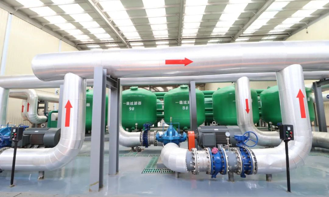 從渤海灣盆地到松遼盆地，中國石油一路穩扎穩打，持續開展地熱能開發利用基礎研究、技術攻關與示范工程，積極投身冬供一線，建成全國單體規模最大的曹妃甸新城地熱供暖項目，供暖面積覆蓋超過370萬平方米，年節省標煤8.66萬噸。山東武城地熱供暖項目，已覆蓋235萬平方米，年替代標煤5.4萬噸，讓百姓在嚴寒冬季切身感受到了來自中國石油的“綠色溫暖”。