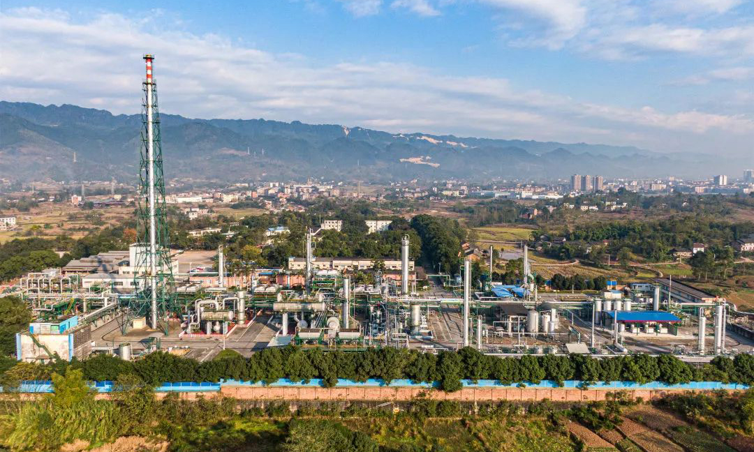 在天然氣生產和輸送環節，壓差變化是產生巨大噪聲和管道冰堵的“元兇”。西南油氣田聚焦天然氣余壓利用，攻克裝置“喘振”難題，實現了國內首次利用天然氣壓差發電的技術突破，已在天然氣凈化廠等地建成兩個余壓發電試點項目，裝機規模1430千瓦，年發電量預計將達840萬千瓦時。