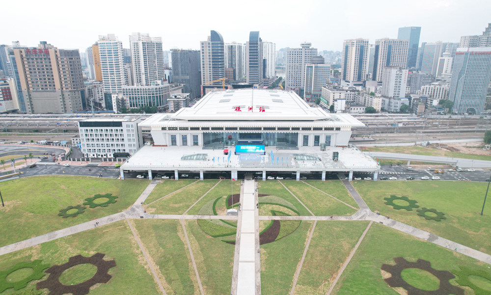 經過3年的改擴建，由中國鐵建所屬中鐵上海院設計的百年老站——株洲站改擴建項目東站房正式啟用，于7月1日開始辦理客運業務。圖為株洲站東站房。