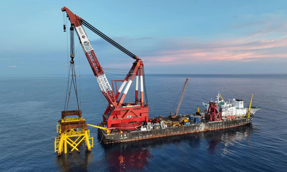 該導管架建造歷時11個月，工期只有同噸位導管架的三分之二，作業期間，項目團隊協調現場“三班倒”施工，24小時不停工作業，確保按期完成陸地建造工作。圖為海上安裝現場。