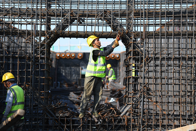 7月11日，中鐵四局施工人員在合新鐵路安徽段項目現場施工。新華社記者 劉軍喜 攝