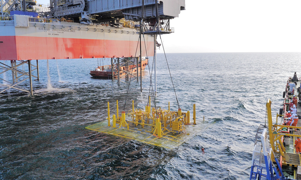 水下管匯主要分布在海底的井口群之間，具有匯集井口油氣、分配電力及液壓、進行水下控制和監測等一系列重要功能，被喻為水下“油氣樞紐站”，是水下油氣田開發的核心技術裝備之一。此前，我國水下生產管匯整體設計技術和關鍵部件長期未能實現自主設計建造的突破。面對嚴苛的技術要求，由有限天津分公司工程建設中心、海油工程等單位組成的項目團隊大力開展關鍵技術攻關，成功實現水平連接器、閥門等水下產品關鍵核心零部件的自主研發和制造。圖為首套水下生產管匯吊裝到指定位置。