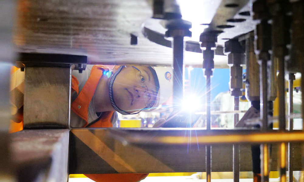 為保證管匯精準下水，項目團隊在安裝前反復推敲施工技術方案，多次組織桌面演習，持續完善控制風險應急措施，成功實現一次精準就位，為后續施工打下了基礎。圖為員工正在檢查每一處連接點，確保安裝過程安全高效進行。