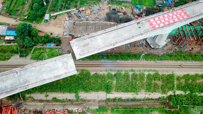 7月13日，在山東省龍口市，中鐵大橋局的工作人員在對濰煙高鐵跨龍煙鐵路126米連續梁雙“T”構進行同時轉體作業（無人機照片）。新華社記者 郭緒雷 攝