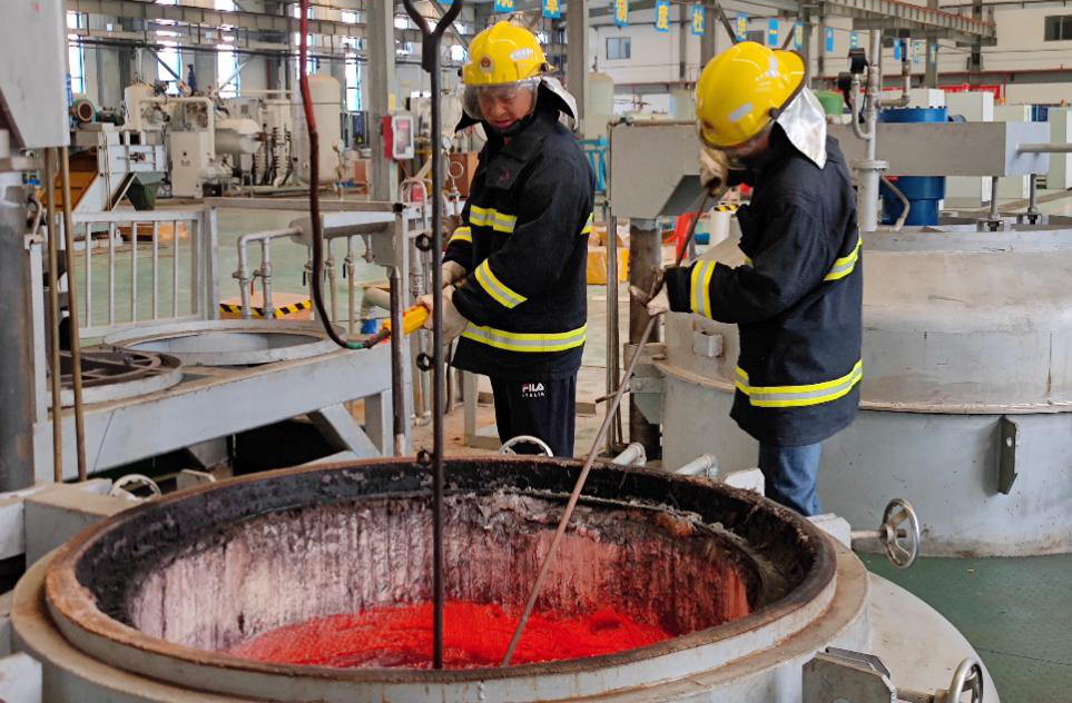 近日，中國航天科工航天精工貴州公司接到一核電緊固件緊急任務，熱處理是其中一項關鍵環節，為順利完成此次任務，熱處理中心成立了專項小組，專人負責全程跟蹤監督，指派操作工和技術人員駐扎車間，全力完成生產任務，確保產品在兩天內準時交付到客戶手中。圖為熱處理工作人員在將產品出爐。