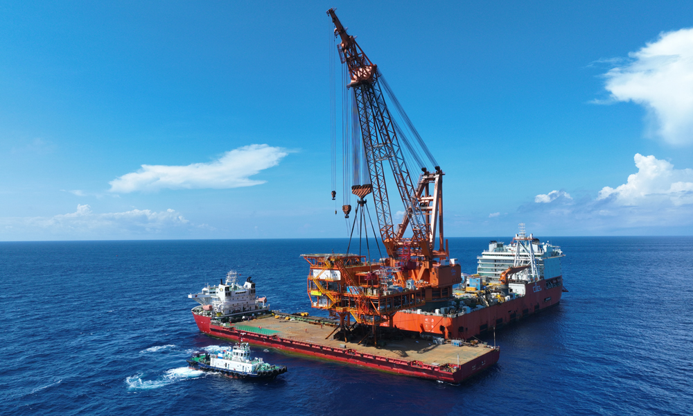 恩平10-2平臺是目前我國智能化程度最高的海上無人平臺，投產后將具備遠程遙控測井、壓井和恢復生產的能力，可利用“一鍵置換”實現陸地對海上設施的遠程監視和安全關停等操作，油氣處理能力也較傳統無人平臺提升數倍，使其具備了在臺風期間保障油氣正常生產的能力，從而不需要在臺風來臨時停產。圖為該平臺在恩平油田海域進行上部組塊吊裝。