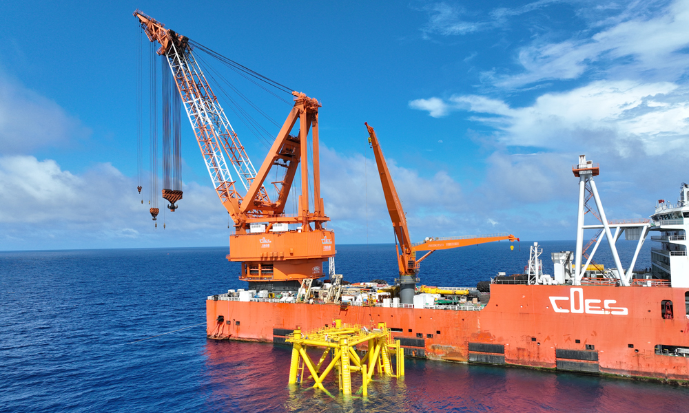 無人平臺是海上無人駐守的油氣生產平臺，由于不需要設置辦公樓、生活樓等大型設備，采用無人平臺可以節約大量建造和維護成本，從而有利于動用那些在傳統開發模式下不具備經濟性的油氣藏。圖為作業船駛至導管架附近。