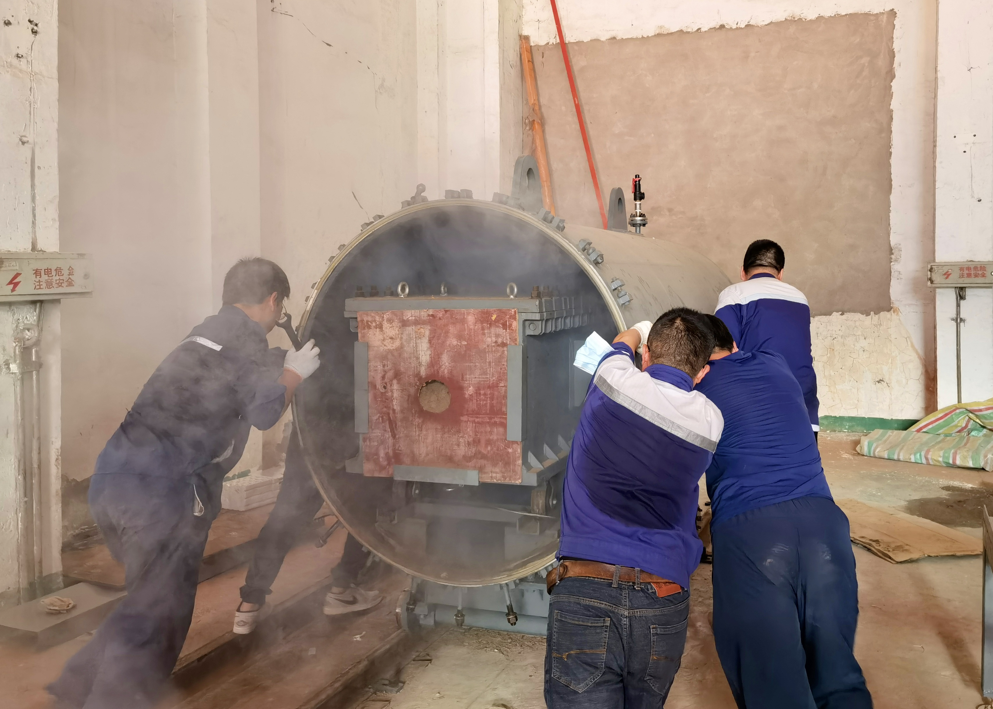 近日，長安望江試驗場某試驗設備的安裝調試工作正在緊鑼密鼓地進行中。從檢查、安裝，到調試、試運行，再到驗收評審，試驗人員全程在現場進行保障，留心設備的實時情況，及時與試驗場、設備廠家溝通情況，保障試驗設備有效運行。