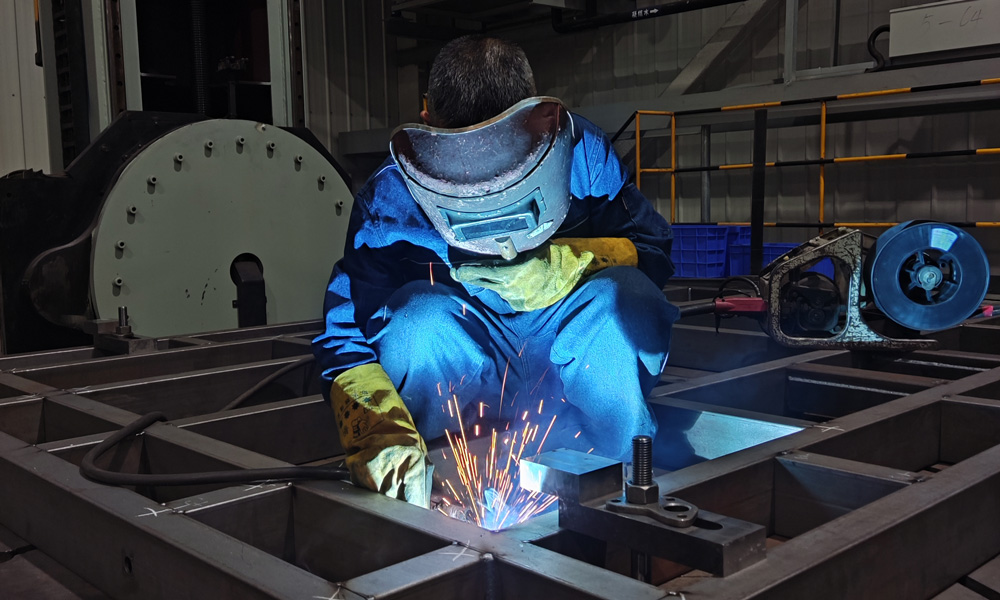 近日，成都陵川掀起“戰高溫保生產 降負荷保民生”工作熱潮，采取錯峰方式避開工業園區用電高峰，確保生產工作進度。圖為凌晨時分，成都陵川制造一廠員工專注焊接工件。