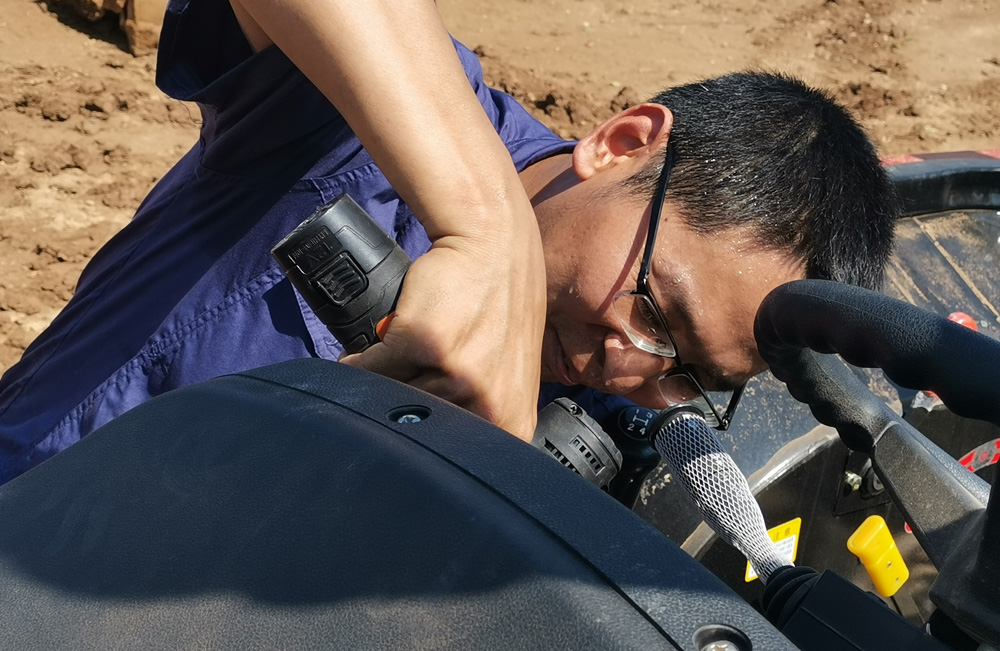 近日，在印尼青豐連鑄現場，國機集團項目團隊成員正在進行設備調試。