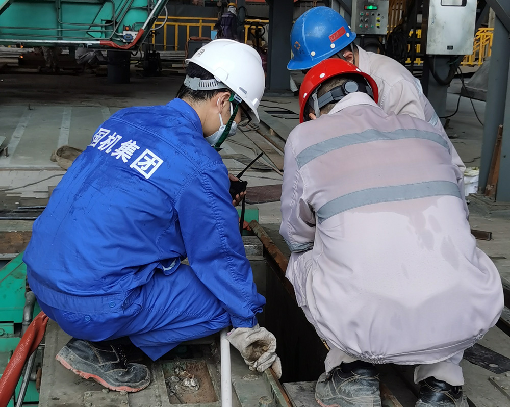 近日，在印尼青豐連鑄現場，國機集團項目團隊成員正在進行設備調試。