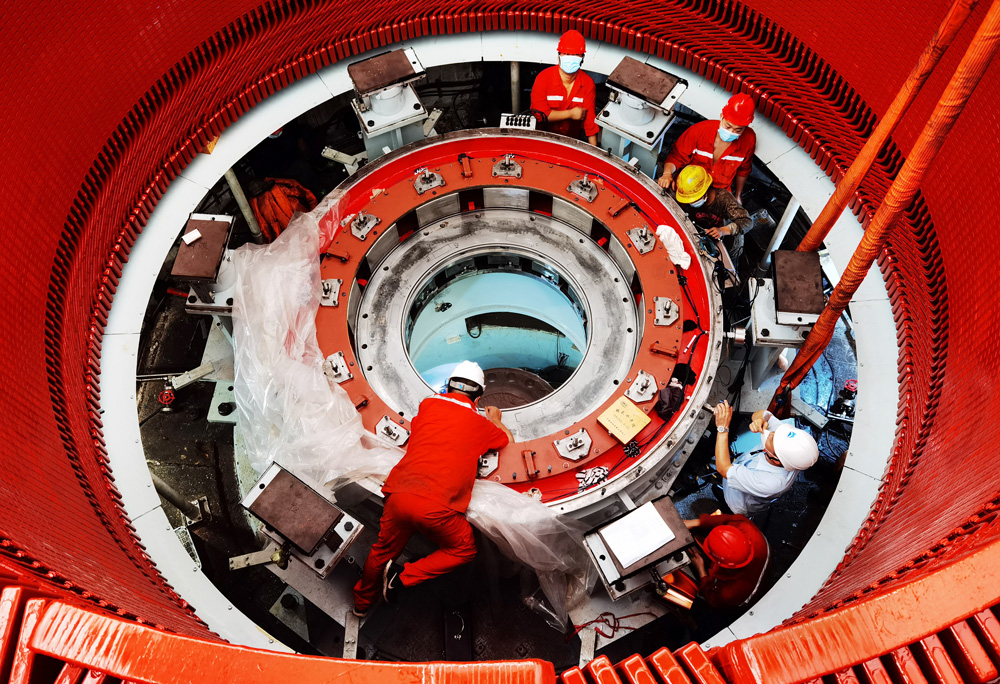 7月，“熱”情似火，烈日炎炎，有這樣一群國機人，他們戰高溫、斗酷暑，穿梭在海內外項目一線……用實際行動詮釋國機人的擔當與責任。圖為在柬埔寨高溫下，國機集團達岱水電站項目現場工作人員對機組進行A級檢修。