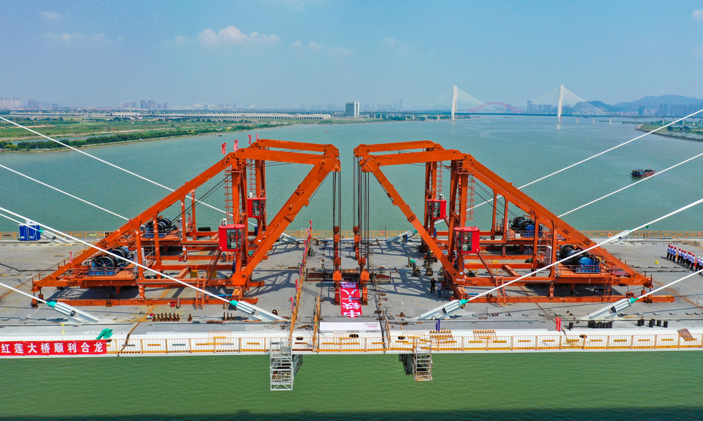 7月25日，隨著最后一節重達113噸的鋼箱梁精準吊裝就位，由中國鐵建所屬鐵四院設計，中鐵十八局集團承建的粵港澳大灣區重點交通項目——廣州南沙自貿區紅蓮大橋主橋順利合龍，標志著大橋主體工程建設完成。圖為紅蓮大橋完成合龍。