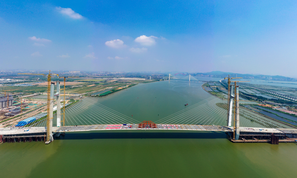 紅蓮大橋預計在2022年年底建成通車。屆時，南沙自貿區龍穴島國際航運物流交易中心與島外的通車時間，將由目前的45分鐘縮短到10分鐘以內，大橋對南沙自貿區加快融入粵港澳大灣區建設，進一步打造國際航運物流中心，輻射帶動廣東全省形成更加高效便捷的現代交通運輸體系，將發揮重要作用。