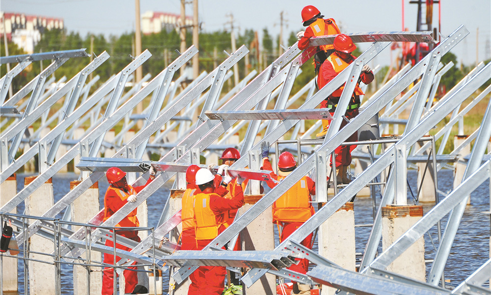 今年7月1日，建設用地40萬平方米、裝機規模18.73兆瓦，年均發電2750萬千瓦時、減排二氧化碳2.2萬噸的星火水面光伏示范工程正式并網發電。從開工建設到并網發電僅用4個月時間，有力助推了大慶油田新能源發展再次提速。圖為工人在組裝光伏板。