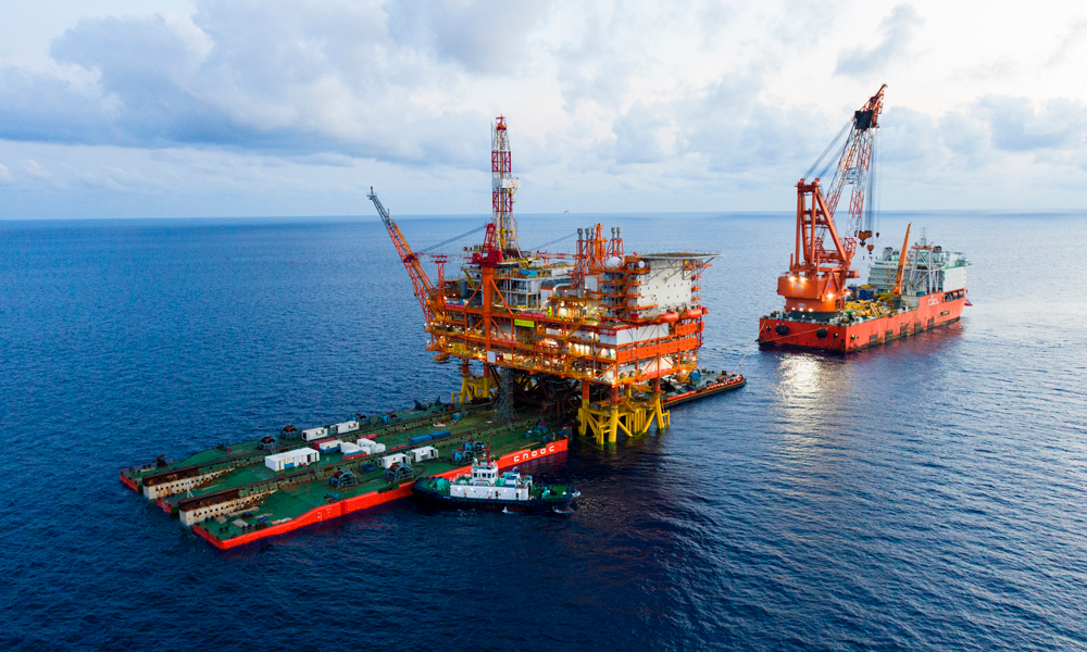 據悉，恩平15-1中心平臺是恩平油田群開發項目最重要的海上設施，該項目將新建4座海上鉆采平臺，同時開發6個新油田，今年下半年首期投產后高峰日產石油近5000噸，將為粵港澳大灣區經濟社會發展注入新動力，對進一步提高我國能源安全保障能力、實現碳達峰碳中和目標具有重要意義。圖為海上浮托安裝作業現場。