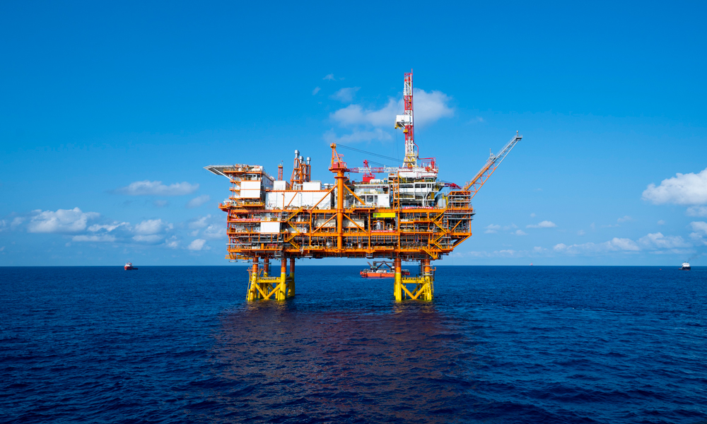 8月1日，重達18880噸的恩平15-1中心平臺上部組塊在珠江口盆地完成整體浮托安裝，標志著我國超大型海洋油氣生產設施設計建造和安裝能力達到世界先進水平。恩平15-1中心平臺由上部組塊和導管架兩部分組成，總高度約160米，相當于60層的大樓，總重量超過3萬噸，是目前亞洲重量最重、設備最多的海上石油生產平臺。圖為恩平15-1中心平臺上部組塊完成海上浮托安裝。