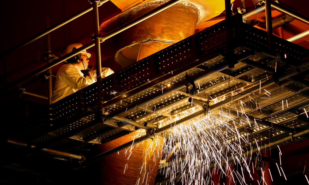 由于平臺上部組塊重量超過全球海上浮吊的能力極限，中國海油投入亞洲最大海洋工程駁船“海洋石油229”，采用浮托技術進行海上安裝。浮托安裝具有可安裝重量大、施工周期短、技術風險低等顯著優勢。該技術核心是借助潮汐的自然力量和船舶調載等施工技術，通過類似舉重運動員“挺舉”的方式，漲潮時駁船托運組塊駛入導管架槽口，落潮時組塊順勢從高位精準落到導管架預定位置上，載荷轉移完畢后退出船舶完成安裝。圖為施工人員有序切割組塊與船舶之間的固定連接，為浮托作業的載荷轉移提供保障。