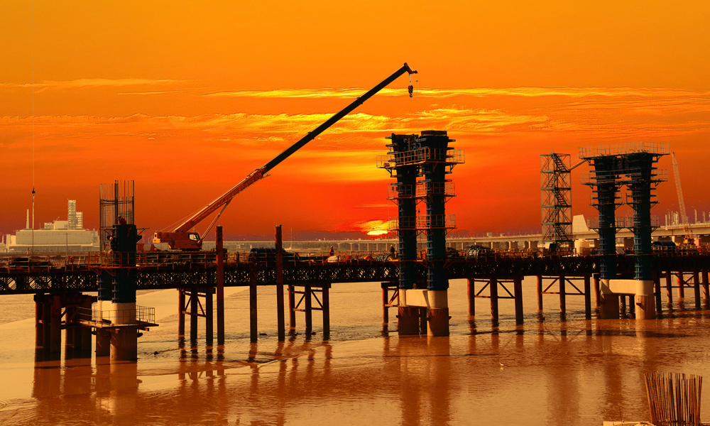 杭甬高速復線濱海互通連接甬舟高速公路，占用海域面積613.03畝，由主線橋、4座拼寬橋和8條匝道橋組成，全長10090延米，是目前亞洲最大海上互通樞紐。互通共有樁基1027根，直徑1.8米至2.5米，平均樁長83米。該海域地質結構復雜，加上涉及石油管道、新奧燃氣、500千伏海纜等多條海底管線，樁基施工難度大。圖為墩柱模板安裝作業現場。