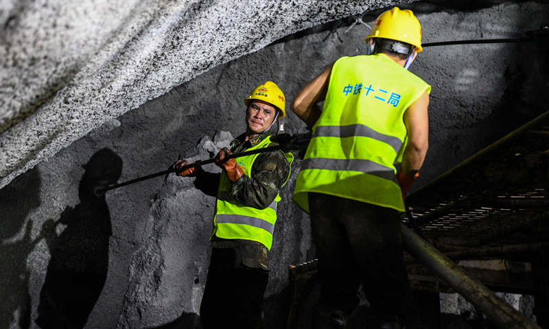 8月3日，在位于廣西環江毛南族自治縣的貴南高鐵大方山隧道內，工人用風槍打爆破眼。新華社記者 曹祎銘 攝