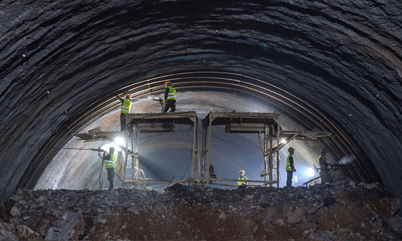 8月4日，在位于廣西環江毛南族自治縣的貴南高鐵大方山隧道內，工人對爆破后的隧道巖壁進行除險加固作業。新華社記者 曹祎銘 攝