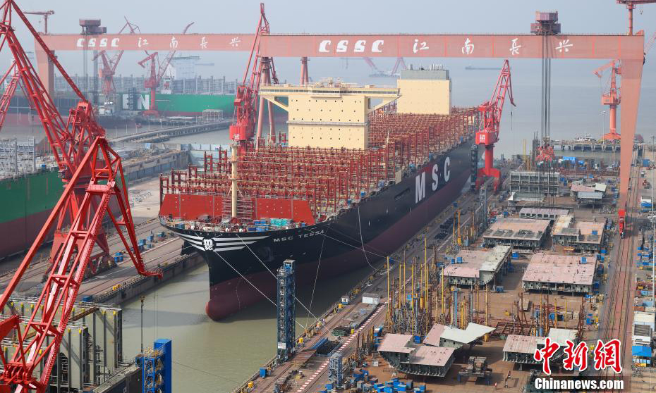 8月1日，中國船舶集團旗下滬東中華造船(集團)有限公司為地中海航運公司(MSC)建造的24116TEU超大型集裝箱船在長興造船基地順利出塢。這是迄今為止全球建造的首艘最大裝箱量集裝箱船，也是繼今年6月22日完工交付中國首艘全球最大24000TEU超大型集裝箱船，滬東中華在全球頂級超大型集裝箱船建造領域創下的又一項新紀錄，標志著世界超大型集裝箱船建造進入中國船舶引領的新紀元。圖為24116TEU超大型集裝箱船在長興造船基地順利出塢。 張黎 攝