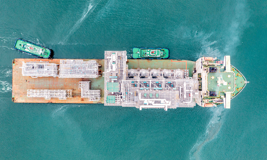 項目建造過程中，海油工程通過反復核算，將項目拆解為333個甲板片，將核心模塊和工藝管廊兩種類型單體的一體化建造工作合而為一，實現了兩類單體在項目中聯合建造，最大程度上整合了場地資源，縮短了建造周期，為項目的順利交付創造了有利條件。