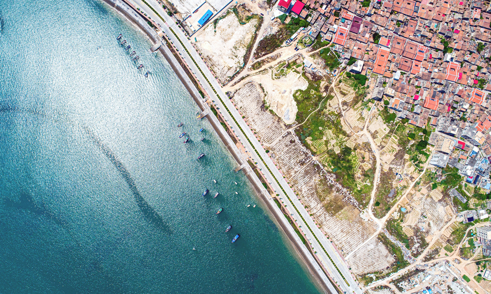 8月10日，由中國鐵建所屬中鐵二十二局承建的福建泉州泉港海洋生態修復工程正式全面開工建設。這一項目作為國家2021年至2035年重要生態系統保護和修復總體規劃中首批實施的重點工程之一，將啟動建設“貝藻礁型防浪屏障建設”“后龍灣沿線沙灘修復與養護”“后龍灣海堤生態化改造”“海灘垃圾攔截和收集系統”四大工程，構筑起“三防一體”海洋生態減災空間體系。圖為建設中的海洋垃圾攔截與收集系統。