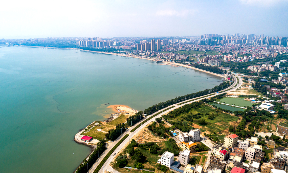 項目位于泉港區東部后龍灣海岸帶，橫跨后龍鎮與峰尾鎮。后龍灣海灘是泉州市北部岸線最長、面積最大的海灘。一直以來，后龍灣水土流失和海岸侵蝕嚴重影響海岸生態，加之臺風、風暴潮等海洋災害的侵襲，如今面臨沙質海岸生態系統嚴重退化、海域生態服務功能下降等問題。圖為建設中的后龍灣段貝藻礁型防浪屏障。