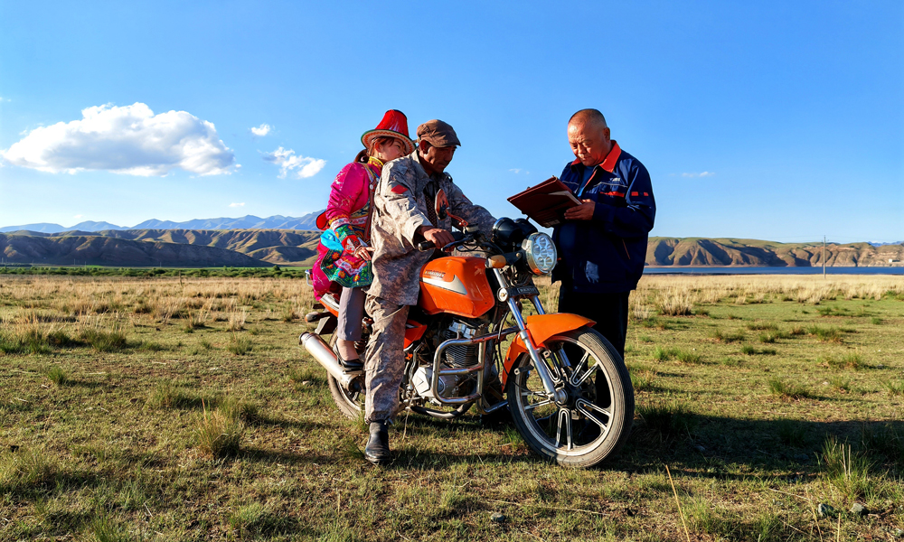 在廣袤的草原上，中國電信甘肅公司張掖分公司員工通過走訪牧民了解網絡使用情況。