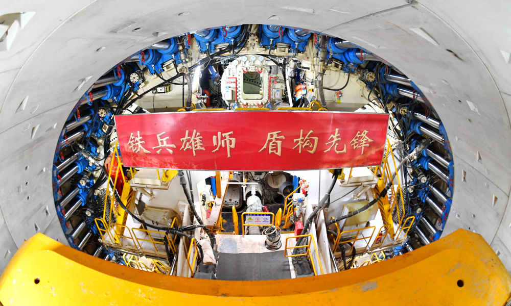 建成通車后將把深圳、東莞、廣州、中山、江門這五座大灣區城市更緊密連接在一起，實現深圳前海自貿區與廣州南沙自貿區半小時高鐵互聯互通，助力打造“軌道上的大灣區”。圖為盾構機掘進現場。