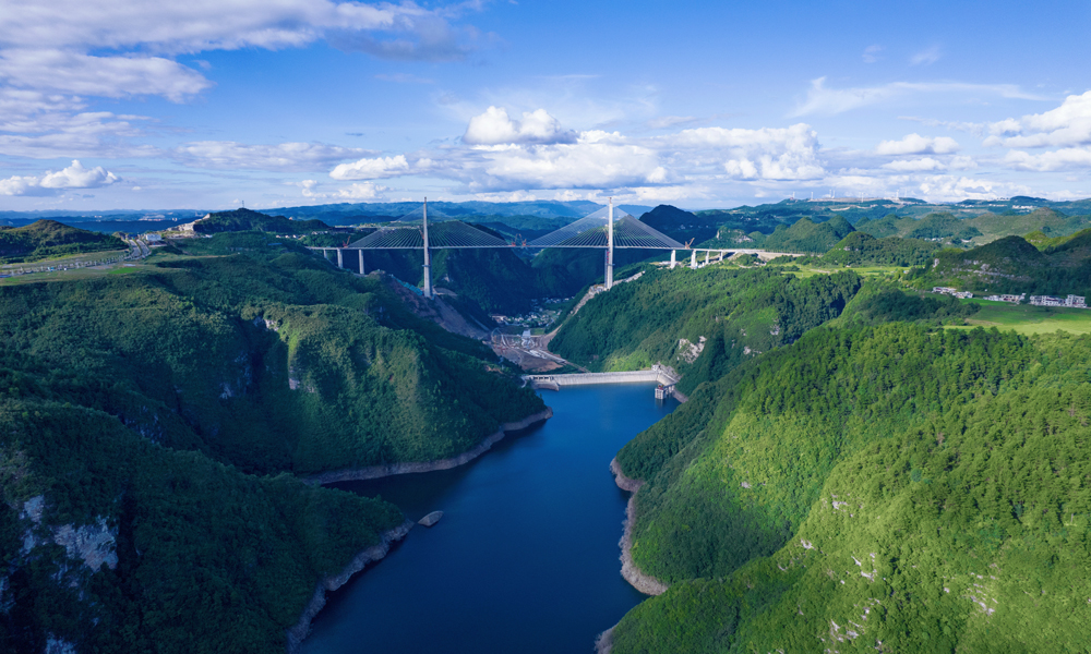 近日，由中國中鐵旗下中鐵工業參建的貴州龍里河大橋順利合龍。