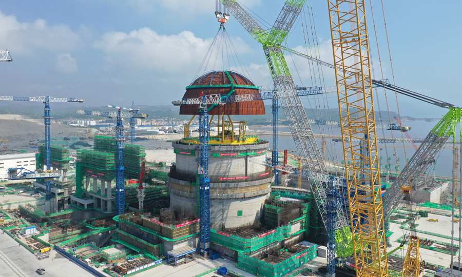 8月23日，我國自主三代核電“華龍一號”批量化工程——中核集團漳州核電2號機組內穹頂提前成功吊裝，創下了“開頂法”實施前提下“華龍一號”單臺機組從核島廠房第一罐混凝土澆筑到內穹頂吊裝工期最短的新紀錄，標志著該機組從土建施工階段全面轉入設備安裝階段，“華龍一號”批量化建設邁出堅實步伐。方煌琪 攝
