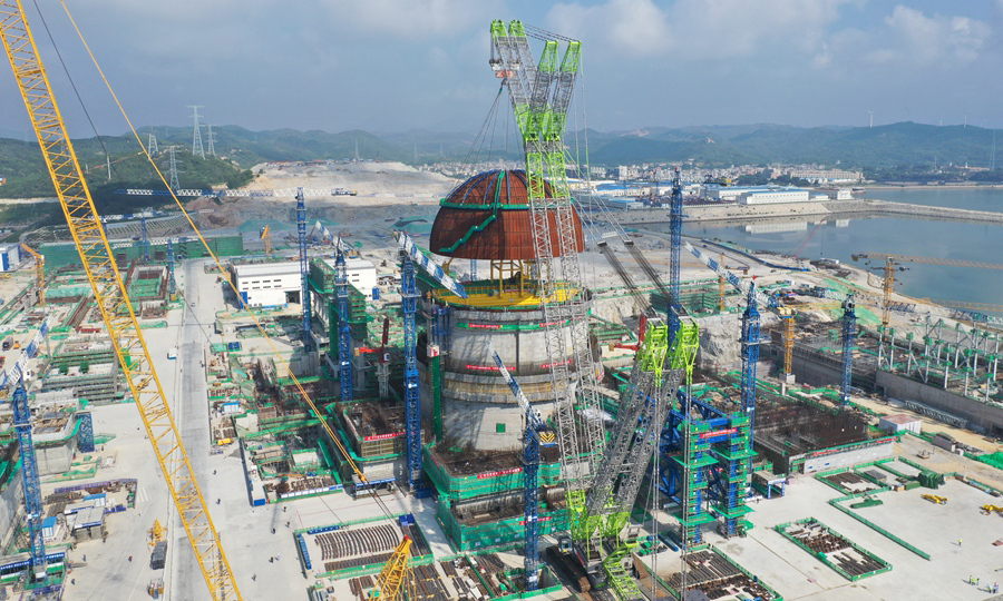 “雙碳”目標下，我國核工業發展迎來新的戰略機遇期。漳州核電項目承載著“華龍一號”批量化工程建設的偉大使命，項目團隊大力協同，及時總結“華龍一號”漳州核電1號機組建設的良好實踐，大力推進核島筒體全模塊化施工、不銹鋼等離子自動焊技術、齒條式多平臺施工等創新工藝和車間流水化作業、標準化施工手冊等精細化管理手段，實現“華龍一號”漳州核電2號機組內穹頂吊裝比1號機組節省工期24天，為“國之重器”再建新功，再次擦亮了“國家名片”。方煌琪 攝