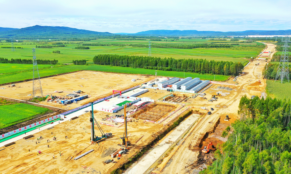 8月24日，由中國鐵建所屬中鐵建設集團承建的哈伊高鐵鐵伊鐵路伊春西站開始樁基基礎施工，標志著我國最北端高鐵站正式開工建設。圖為伊春西站首根樁基開始施工。