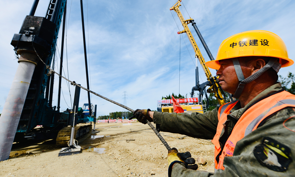 哈伊高鐵鐵伊段位于黑龍江省中部，是我國目前在建的最北端高速鐵路，線路起自鐵力市，終至伊春市，全長111.4公里，線路設計時速250公里，全線設鐵力、日月峽、伊春西3座客運車站。新建伊春西站位于伊春市烏翠區伊春電廠南側，地處北緯47°43′，是我國最北端高鐵站。該站房總建筑面積約19985平方米，為全線最大站房，采用線側下式站型，站臺規模2臺4線，可容納1500名旅客同時候車。圖為建設者在進行樁基基礎施工。