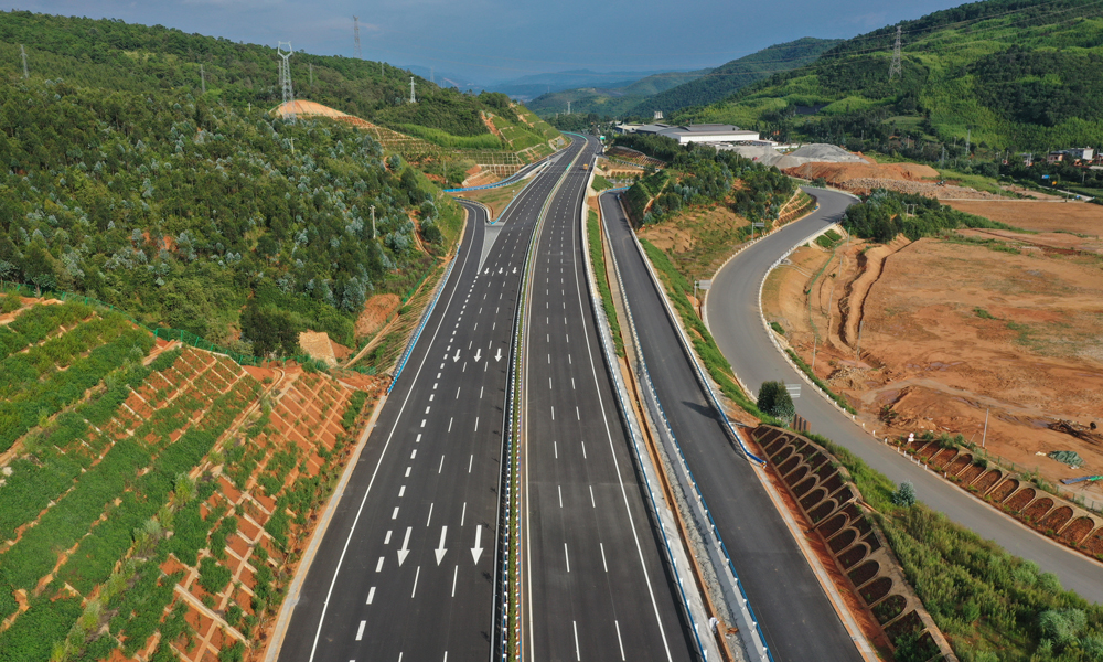 8月26日，云南省玉溪至楚雄高速公路全線通車運營。通車后，玉溪到楚雄僅需1.5小時，結束了云南省雙柏縣不通高速公路的歷史。圖為玉楚高速路面工程。