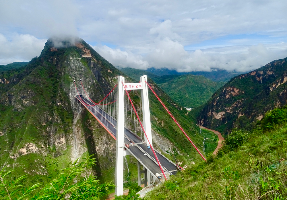 玉楚高速是國家公路網規劃和云南省道網規劃中廣昆高速聯絡線G8012彌勒至楚雄高速公路重要組成部分，起于玉溪市研和鎮多依樹村，止于楚雄市大壩村，全長190.597公里，設計時速100公里，概算投資349.8億元，是云南省實施里程最長、投資規模最大的高速公路之一。項目由云南省交通發展投資有限責任公司與中國中鐵旗下中國中鐵開發投資集團有限公司合作實施。圖為玉楚高速公路綠汁江大橋。
