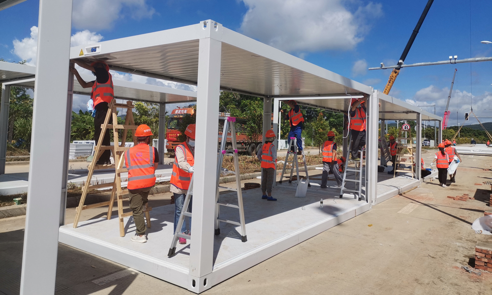 近期，海南等多地出現新冠肺炎疫情，中國中鐵旗下多家單位第一時間響應地方政府號召，火速馳援，協助開展防控相關工作，海口、儋州、樂東等地防疫設施陸續投入交付使用。中鐵一局駐瓊多個項目部接到地方政府通知后，火速馳援海口、儋州、洋浦方艙醫院以及樂東隔離點等多地防疫設施建設。截至8月26日，累計完成場地清理5000平方米、臨時構筑物拆除3200立方米、方艙醫院及隔離點建設6萬余平方米等任務。圖為中鐵一局援建隊伍搭建方艙醫院。