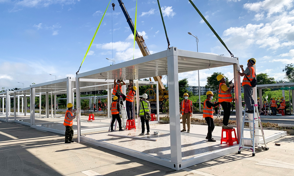 中鐵四局駐瓊項目部接到通知后，先后組織隊伍參與了陵水縣、樂東縣集中隔離點建設，于8月13日完成陵水縣隔離點290套用房水電安裝工作。8月21日完成樂東縣160套方艙用房建設工作。圖為中鐵四局參與建設樂東方艙醫院。