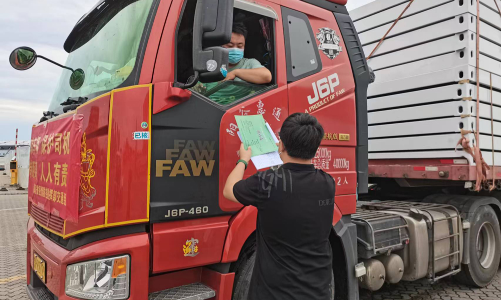 近日，中鐵物貿調動公司華南區域資源，保障樂東方艙醫院活動板房、主電纜、室內設施等必備物資供應，同時充分做好統籌協調、疏通物流等工作，使方艙醫院建設所需物資過檢時間較其他貨物平均縮短4小時以上。圖為中鐵物貿調配物資支援樂東方艙醫院。