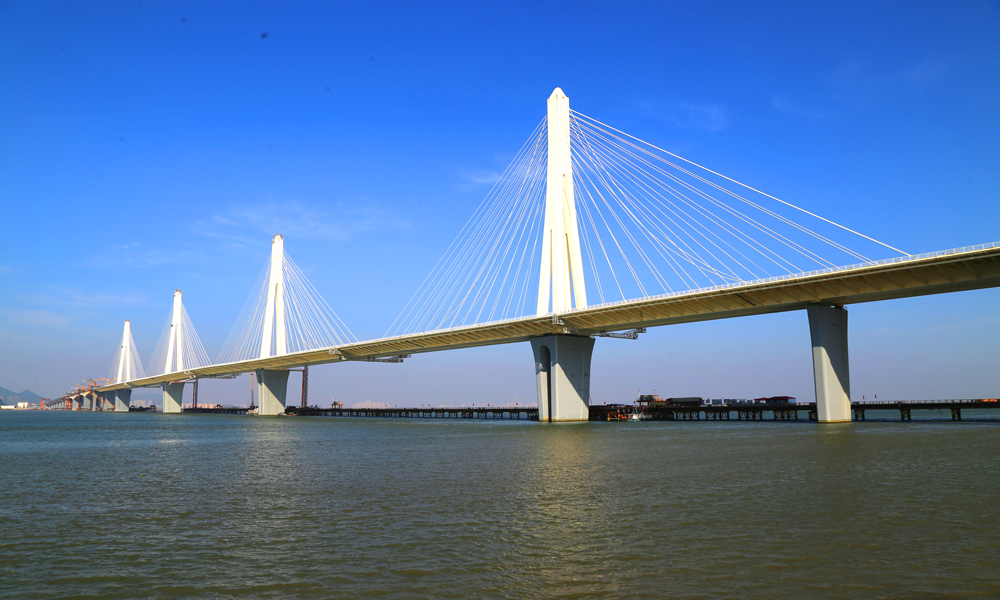 9月5日10時，由中國中鐵旗下中鐵大橋局承建的粵港澳大灣區重點工程——珠機城際金海特大橋主跨鋼梁合龍。該橋橋面寬度49.6米，是我國首座公鐵同層多塔斜拉橋。圖為金海特大橋四塔全景。