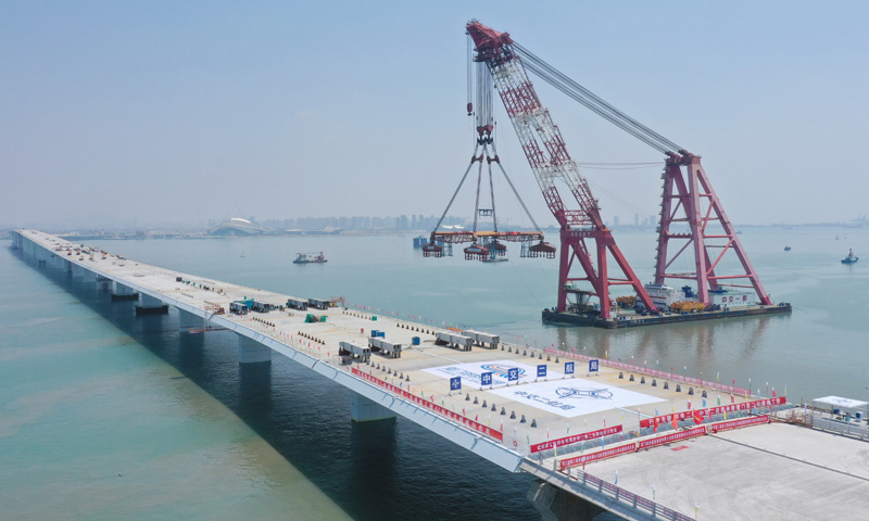 9月12日，福建省廈門市第二東通道——翔安大橋主橋成功合龍。翔安大橋全長約12公里，其中跨海橋梁長約4.5公里，設計時速80公里。圖為當日，由中交二航局參建的廈門翔安大橋主橋成功合龍（無人機照片）。