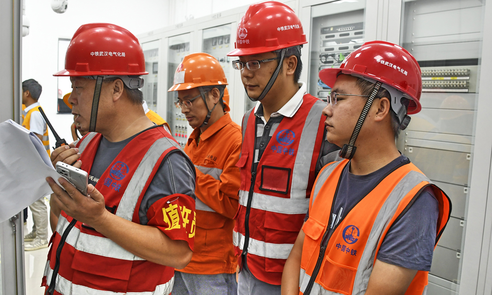 據悉，濟萊高鐵年內建成通車后，將有利于加強省會城市群經濟圈與京津冀、長三角等地區的互聯互通，同時對完善區域鐵路快速客運網絡、優化城際運輸結構、增強中心城市輻射功能等方面具有重要意義。圖為濟萊高鐵葫蘆套牽引變電所送電。