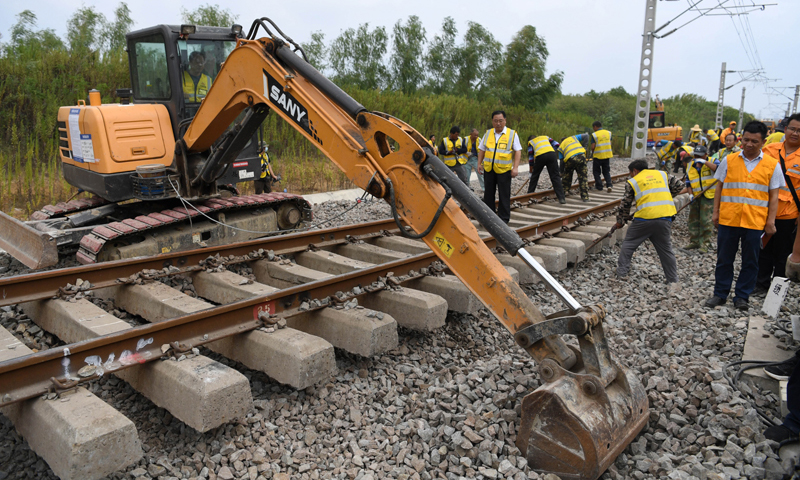 9月15日，施工人員在進行撥接施工。新華社記者 劉軍喜 攝